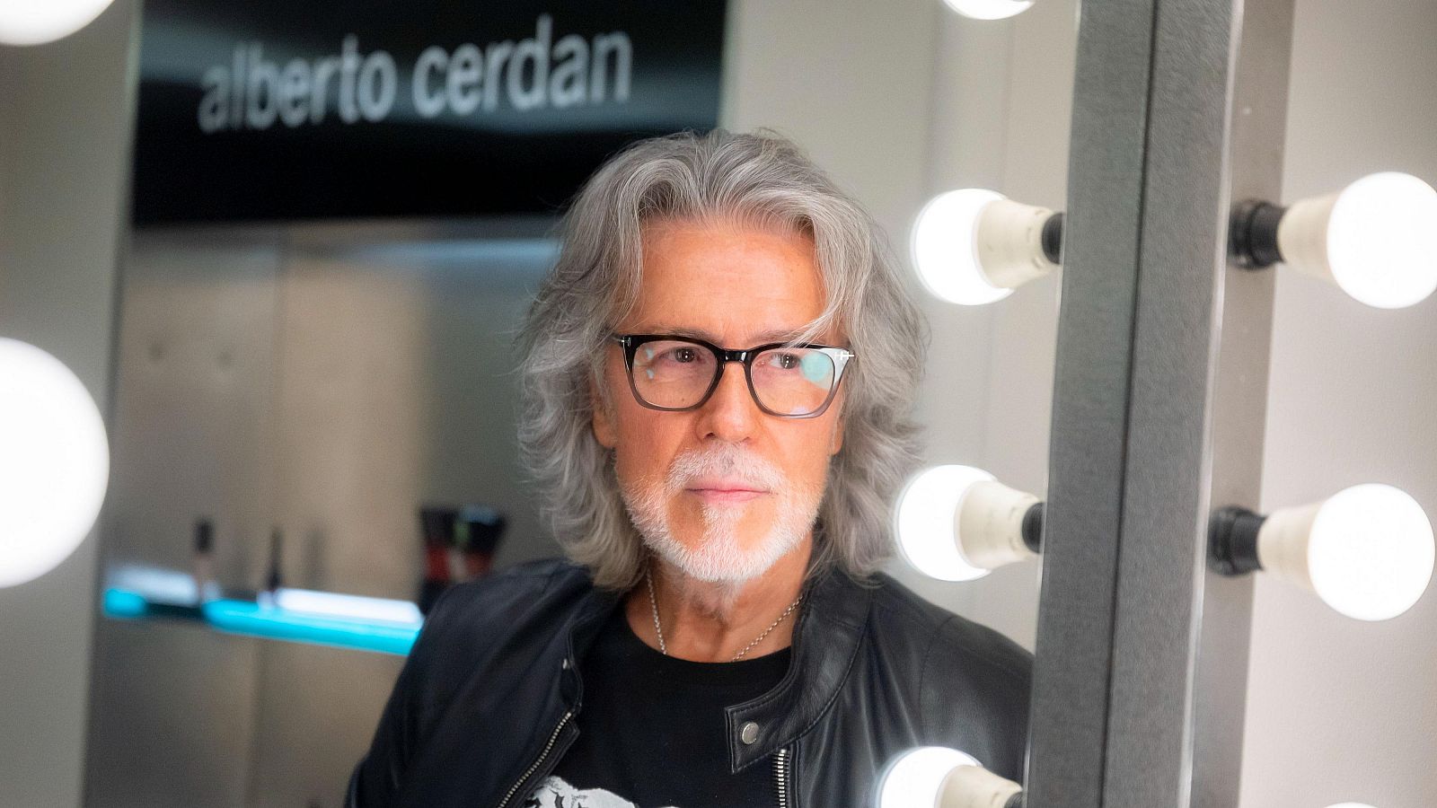 Alberto Cerdán davant d¡un mirall de llums