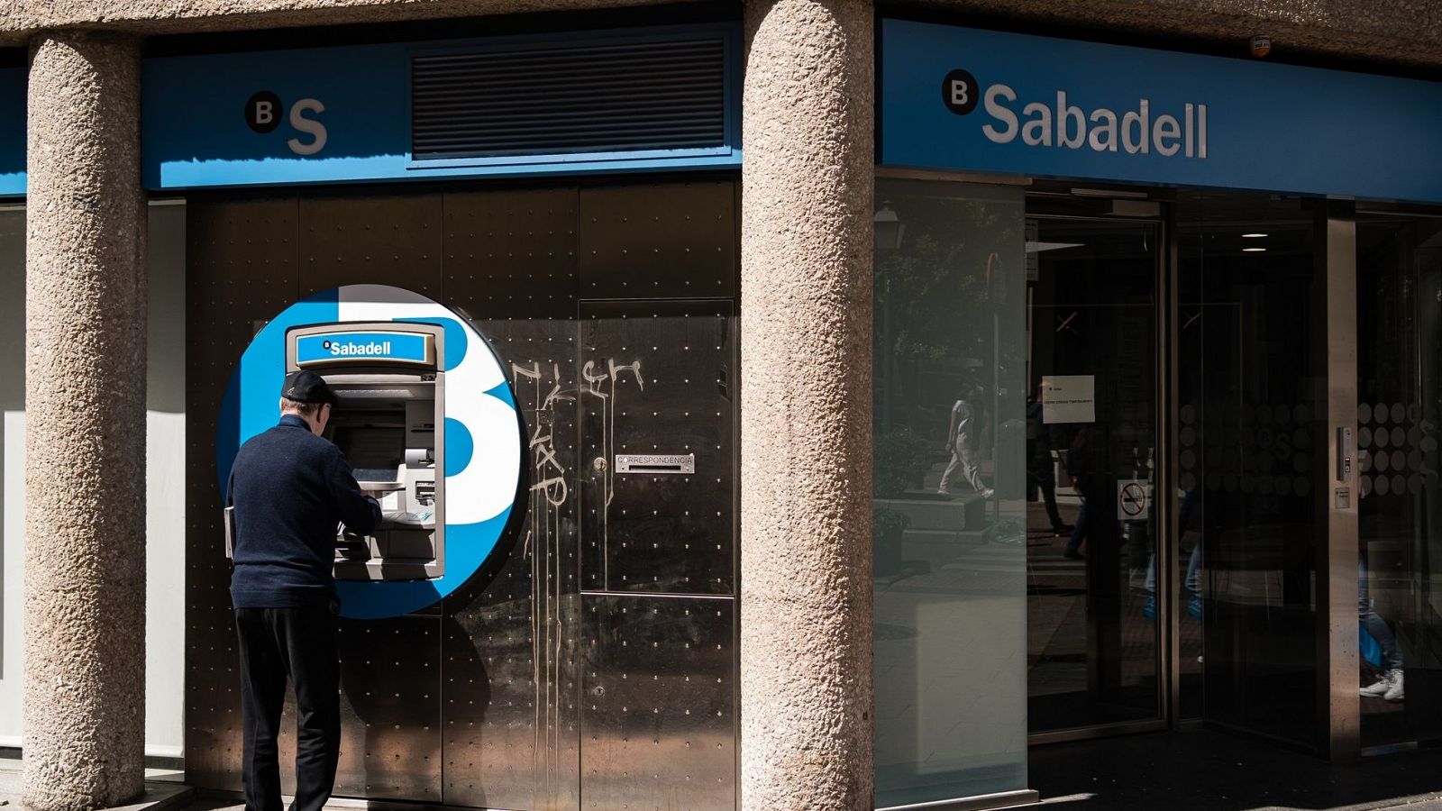 Sabadell afirma que la fusión con BBVA tendría un impacto en capital "muy superior" a la estimación de la entidad vasca
