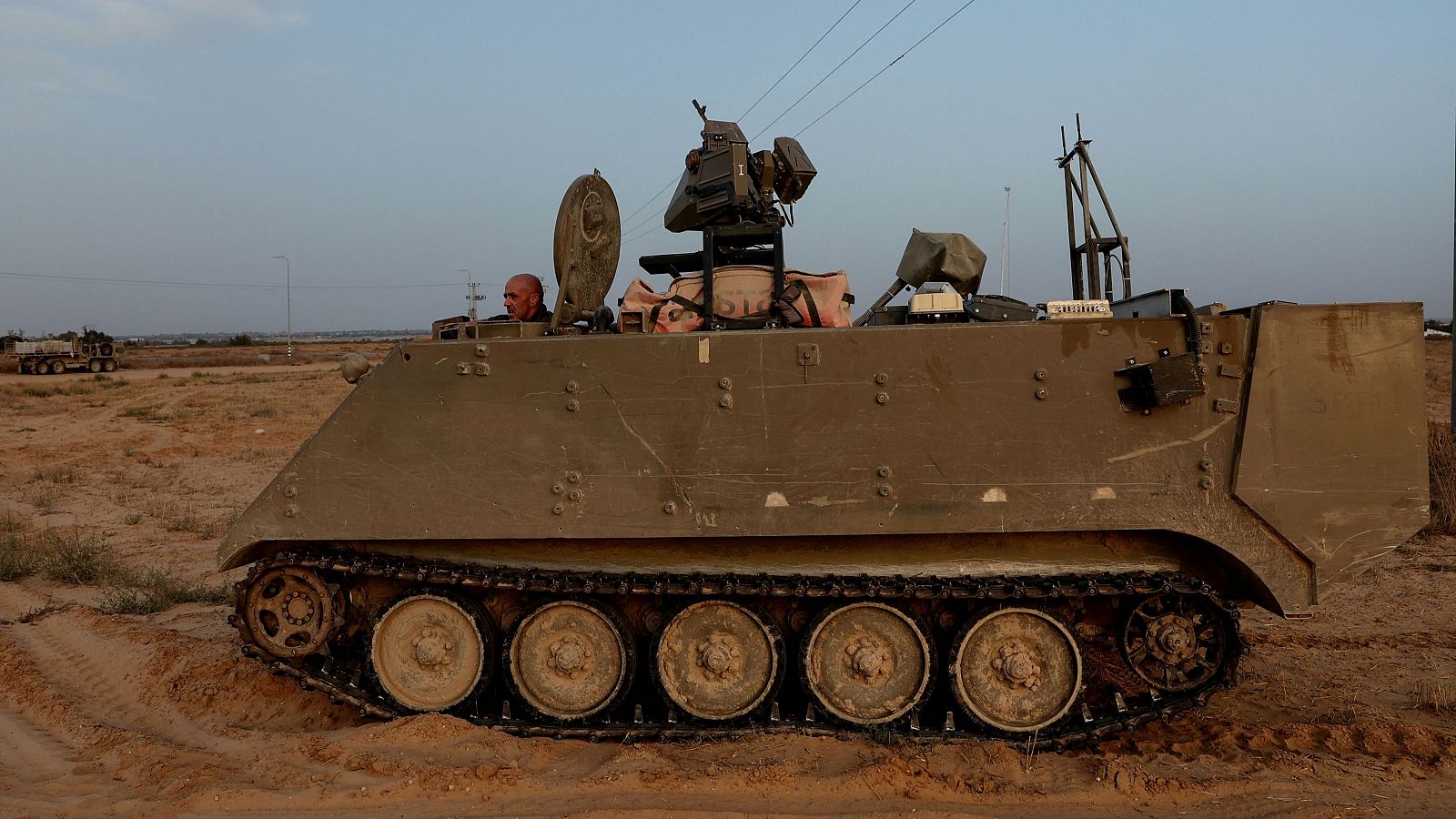 Un soldado israelí conduce un vehículo blindado, mientras continúan las operaciones militares en la ciudad de Rafáh, en el sur de Gaza.
