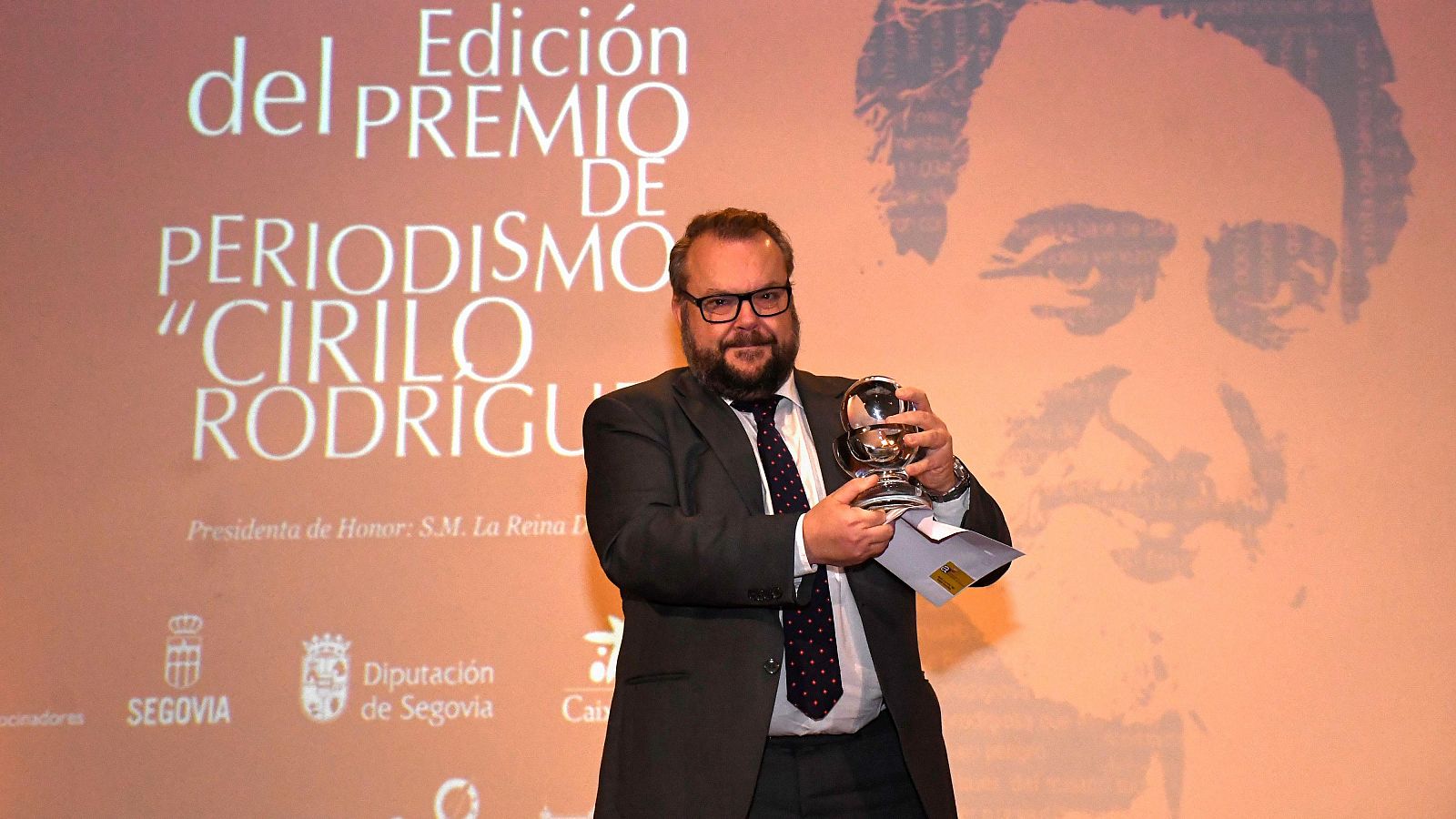 El periodista Luis de Vega posa con el galardón del premio Cirilo Rodríguez en el acto celebrado en Segovia.