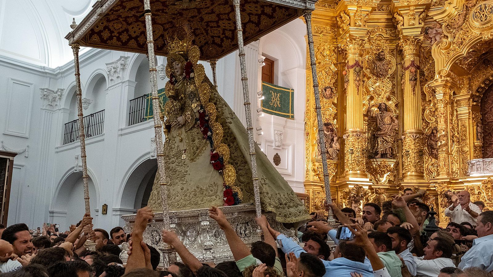 Imagen del inicio de la procesión de la Virgen del Rocío