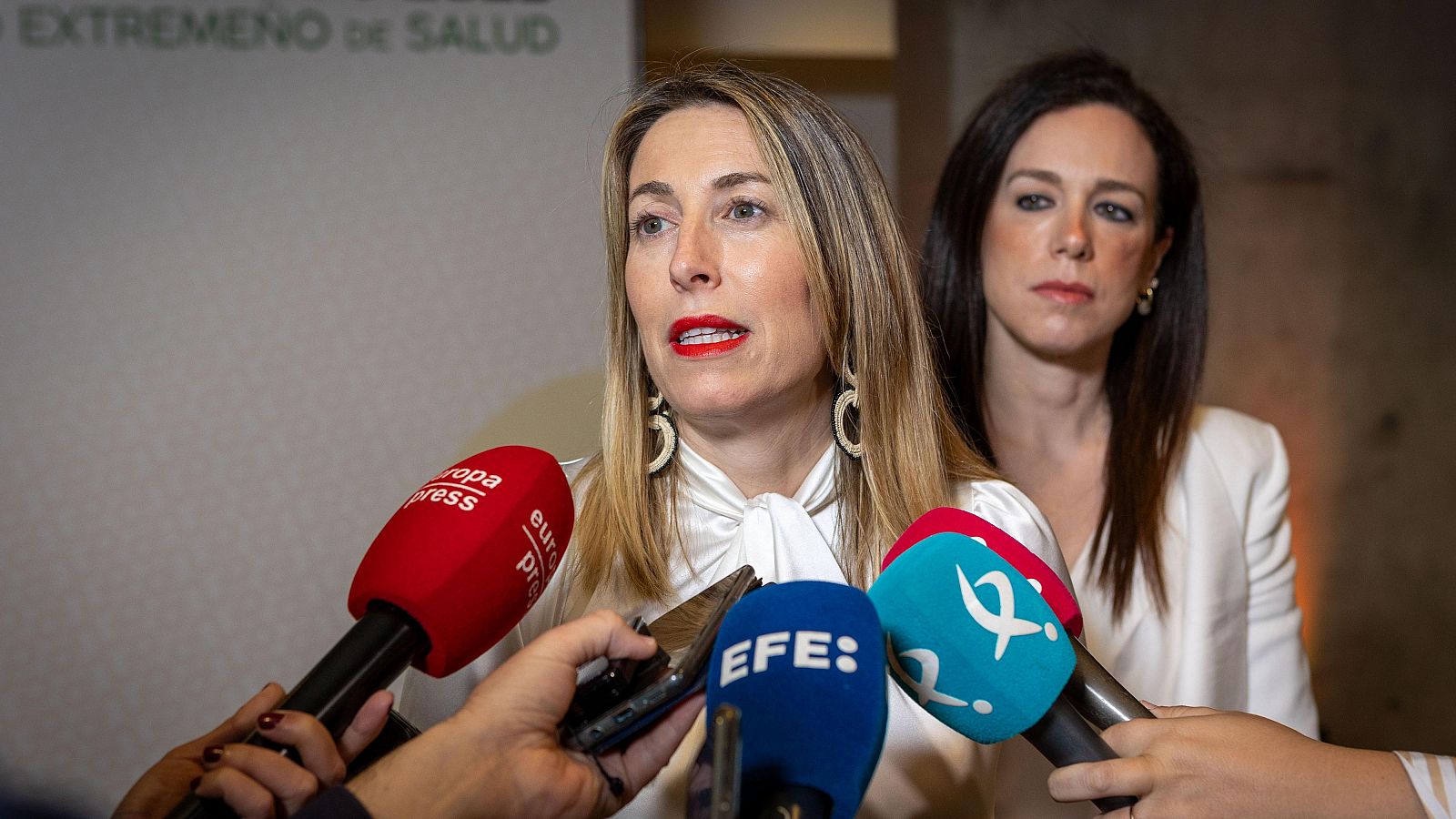 La presidenta de Extremadura, María Guardiola, durante unas declaraciones a la prensa