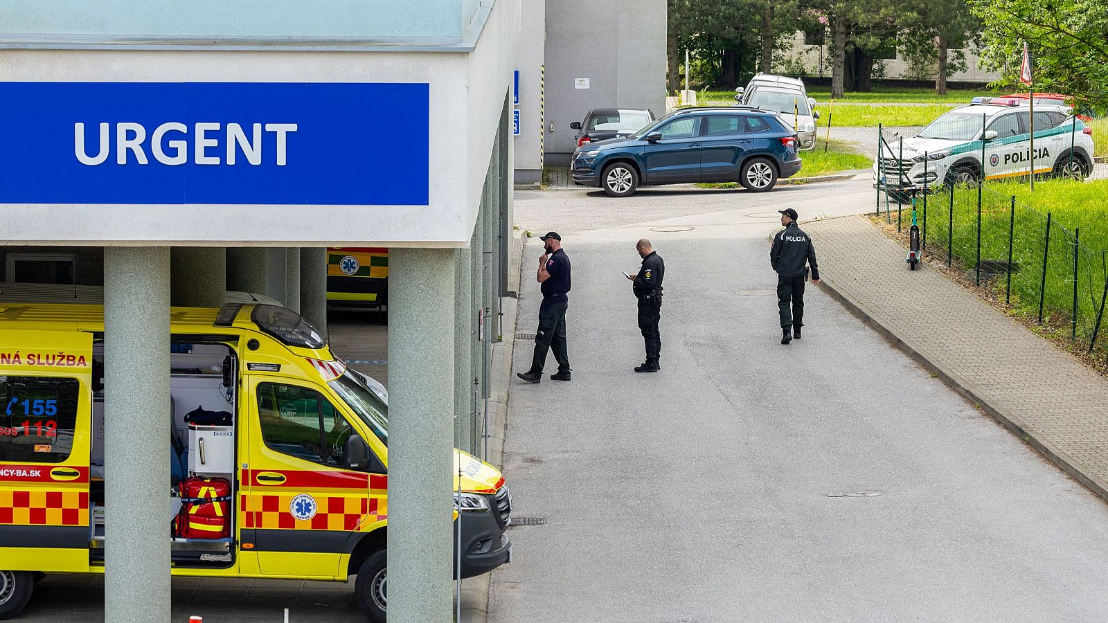 Agentes de policía ante el Hospital Universitario F.D. Roosevelt, donde se encuentra hospitalizado el Primer Ministro eslovaco, Robert Fico.