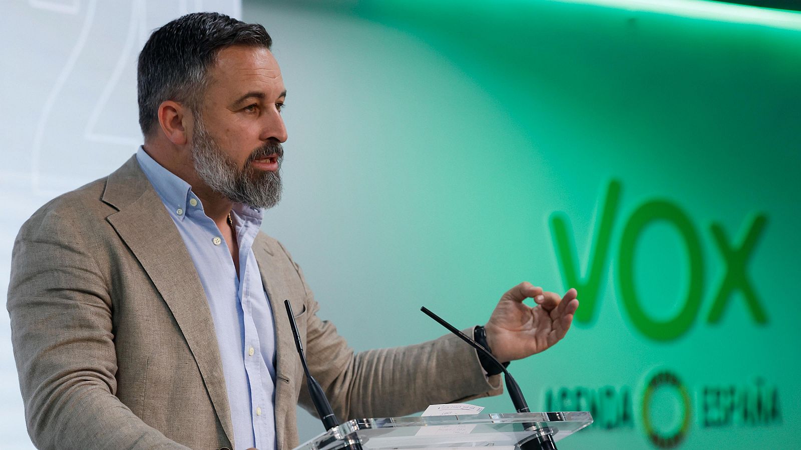 El líder de Vox, Santiago Abascal, en una rueda de prensa este lunes