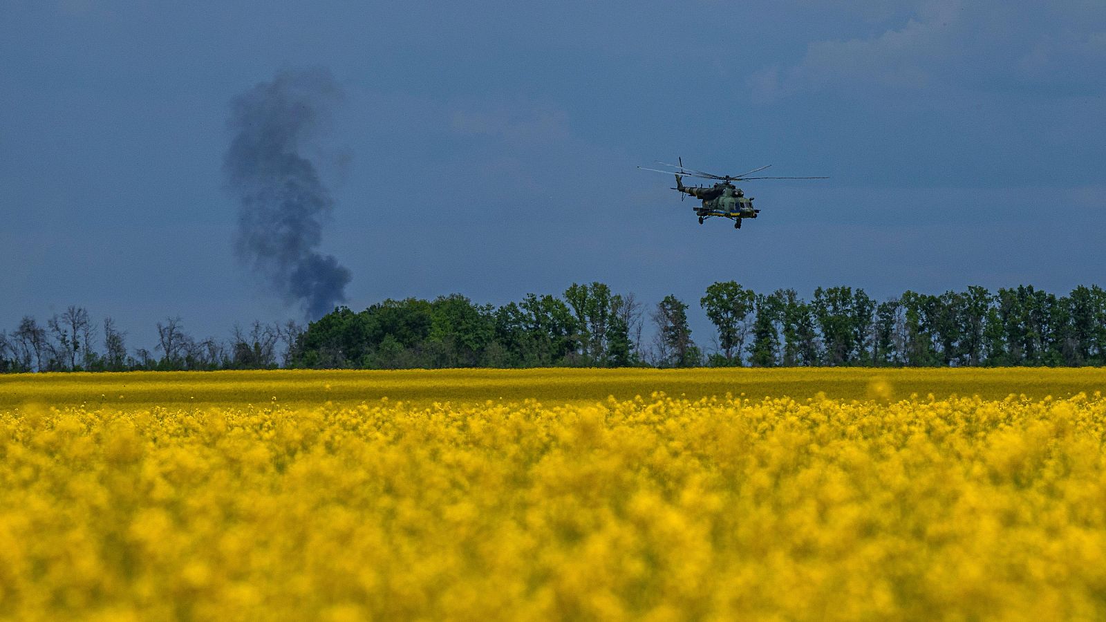 Un helicóptero ucraniano Mi-8 regresa de una operación de combate en la línea del frente en la región de Járkov
