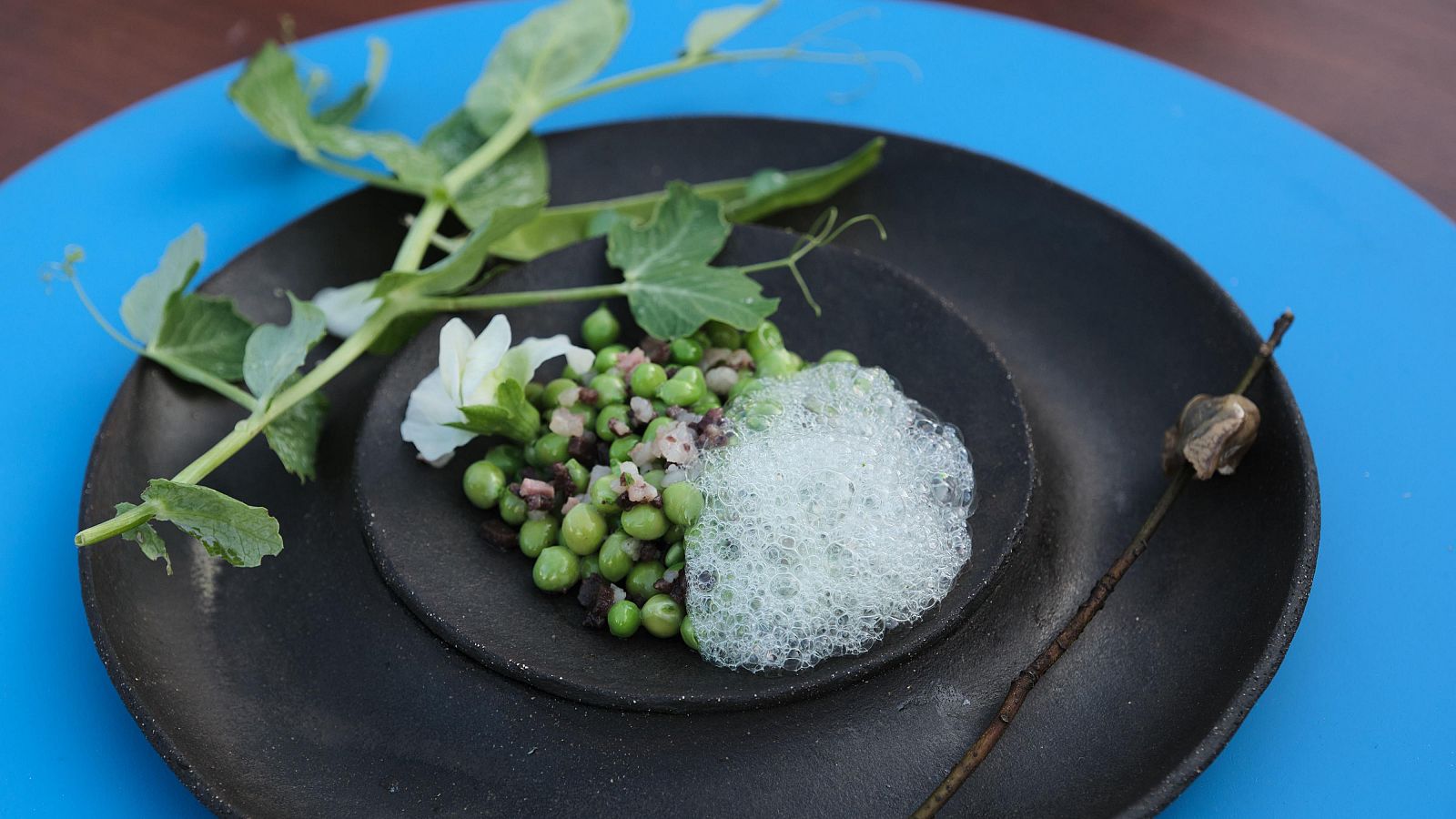 La receta de guisantes con butifarra, tocino y caracoles de MasterChef 12