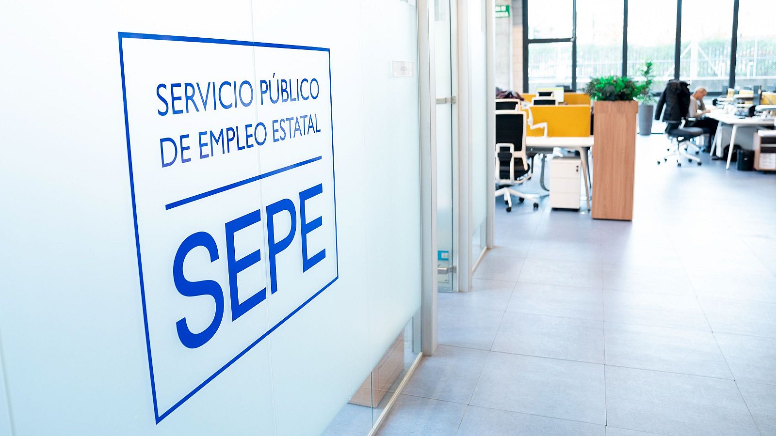 El Gobierno aprueba la reforma del subsidio de desempleo: Vista general de una oficina de empleo en Madrid