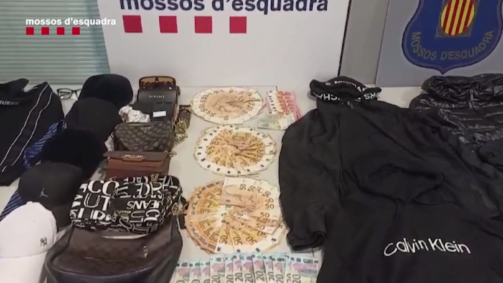 Els Mossos d'Esquadra intervenen uns 4.000 euros, roba i complements que utilitzaven per cometre els furts.