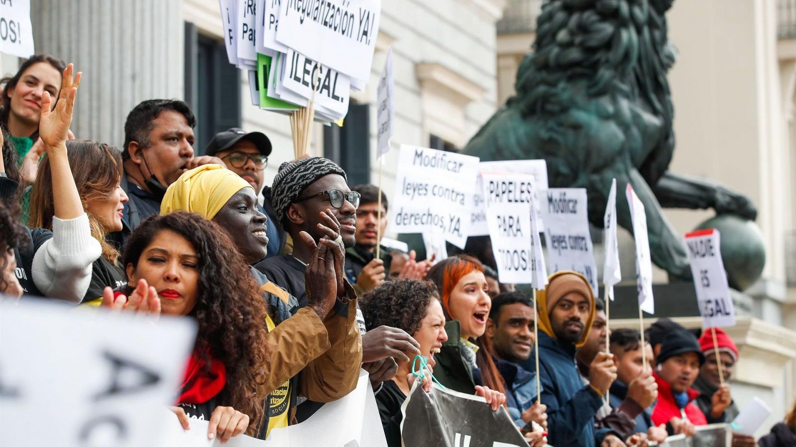 Representantes de más de 900 organizaciones se concentran en el exterior del Congreso para la regularización extraordinaria de personas migrantes.