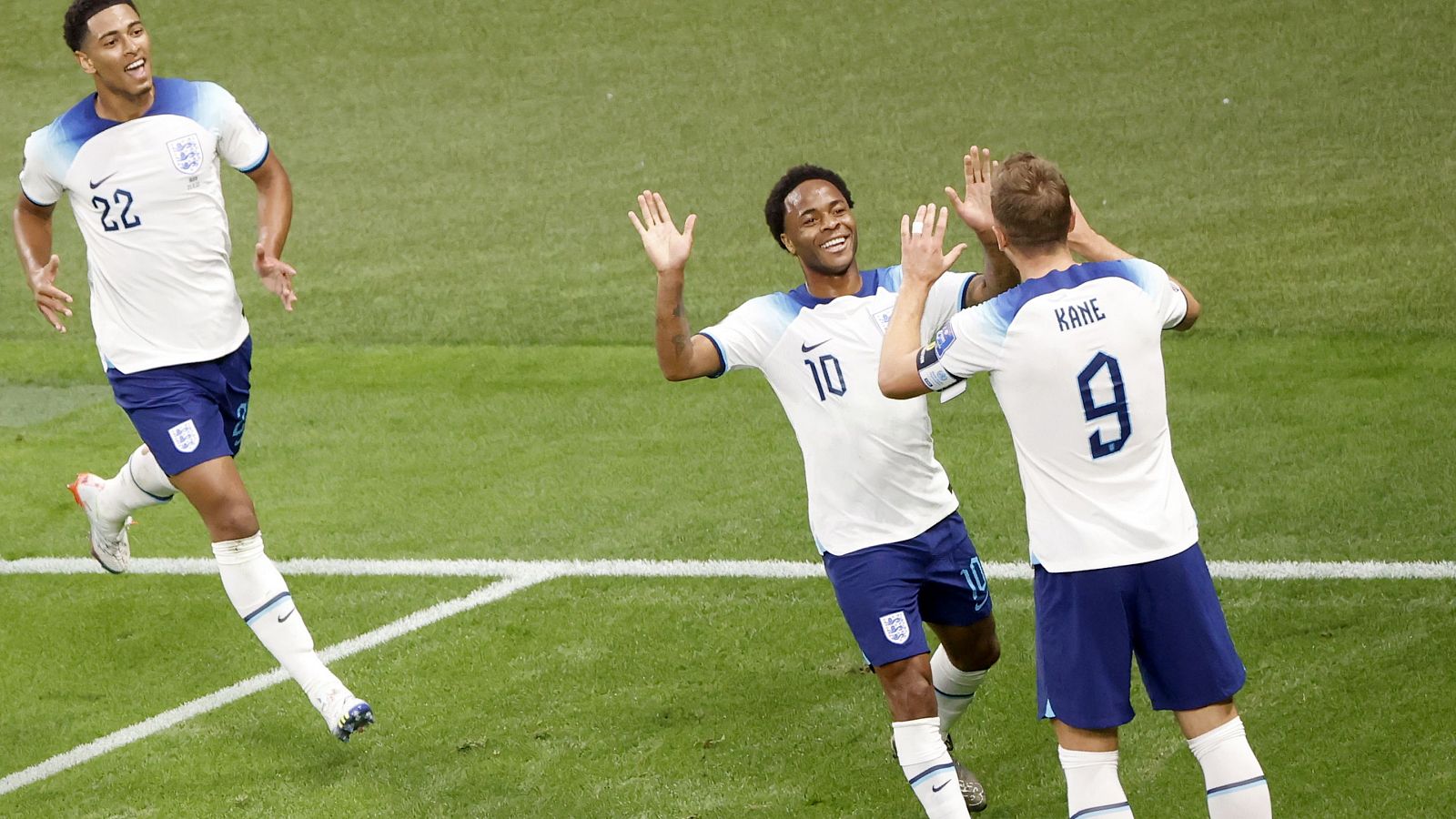 Los jugadores de la selección inglesa Jude Bellingham, Raheem Sterling y Harry Kane (de izquierda a derecha) celebran un gol en el Mundial de Catar