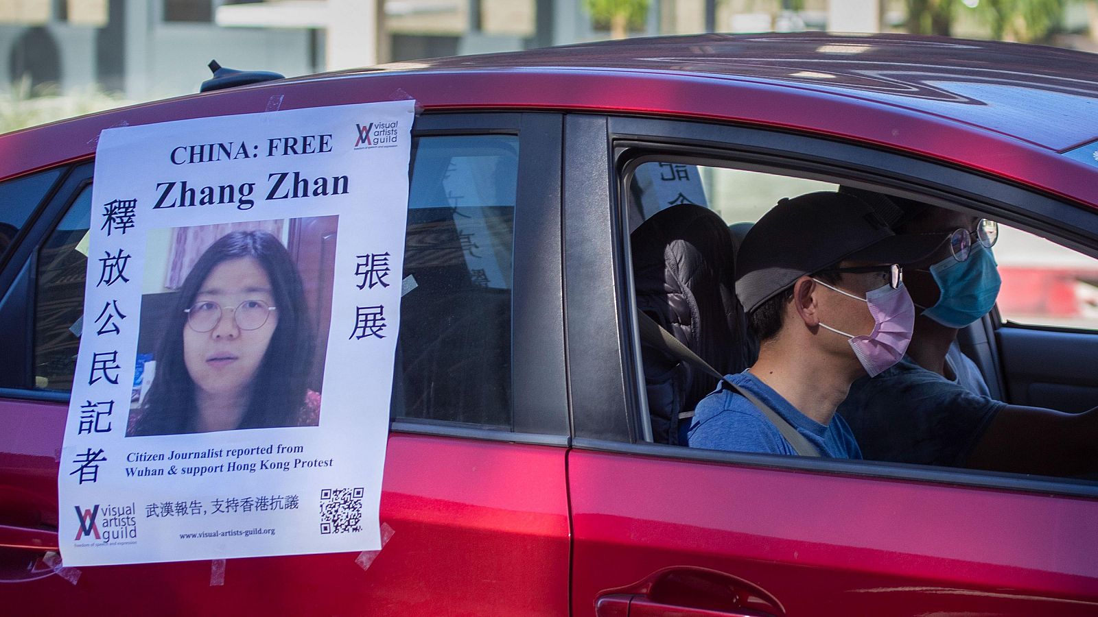 Gente protestando por el arresto de Zhang Zhan en un coche