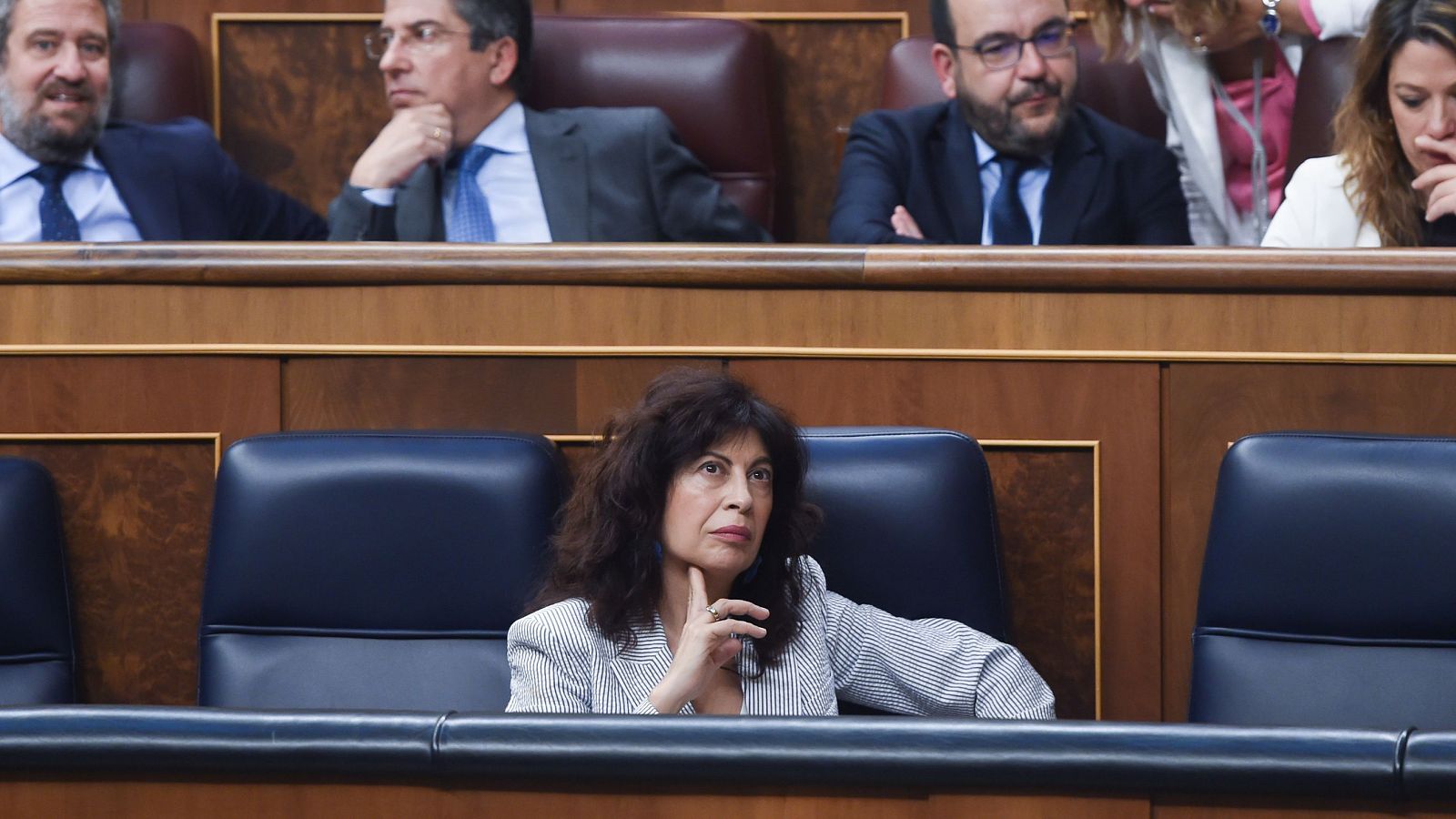 La ministra de Igualdad, Ana Redondo (c), durante una sesión plenaria