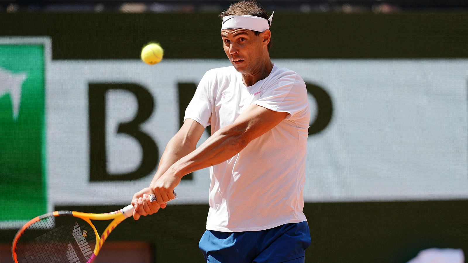 Rafa Nadal durante un entrenamiento en Roland Garros este martes