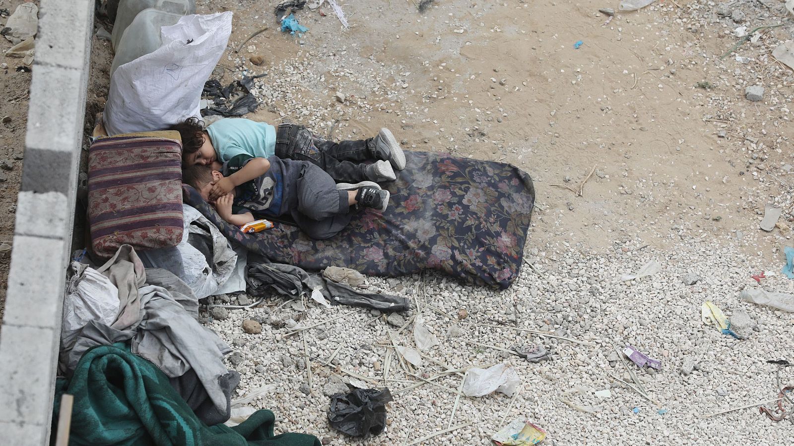 Ser niños en Gaza: Dos niños duermen en una cama en el suelo
