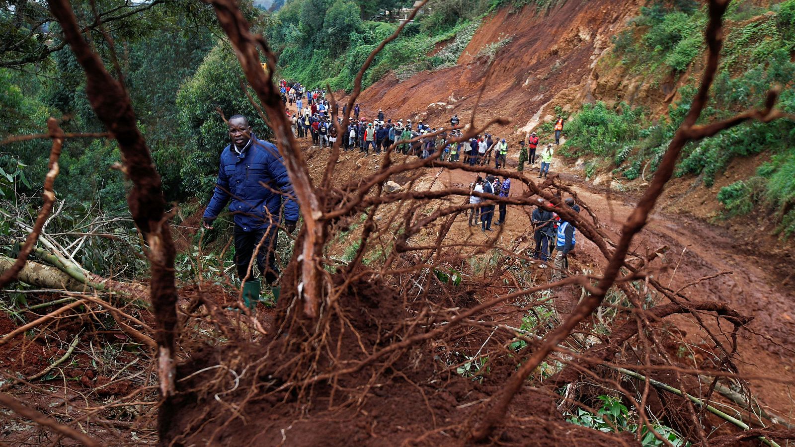Una operación de rescate en Kenia busca a los sobrevivientes de un deslave causado por las lluvias
