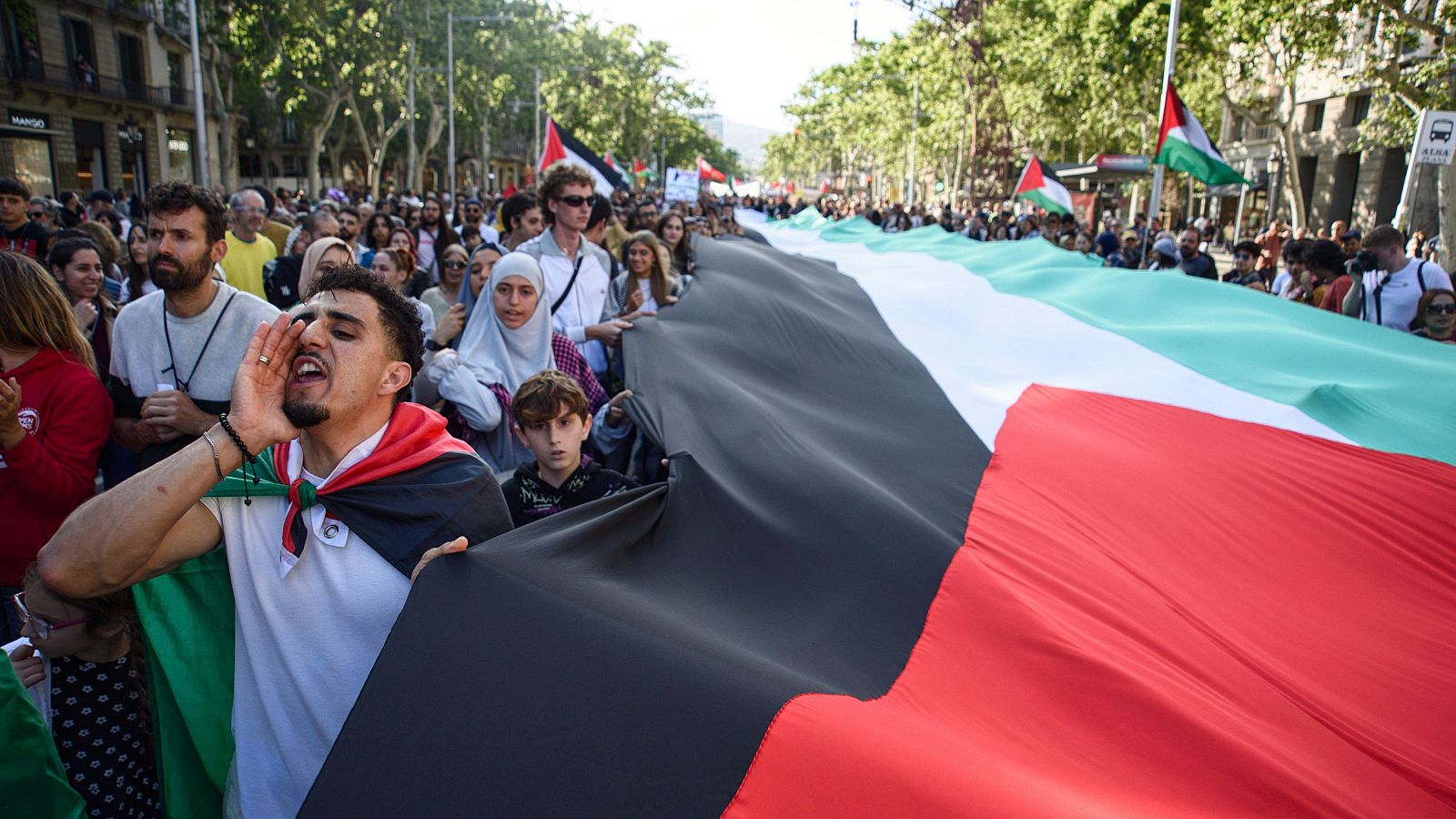 Cientos de personas durante una manifestación a favor de Palestina, a 18 de mayo de 2024, en Barcelona