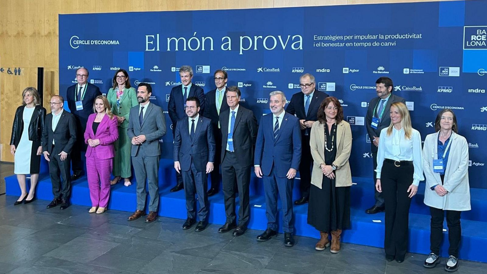 Fotografia de familia de la jornada inaugural del Cercle d'Economia