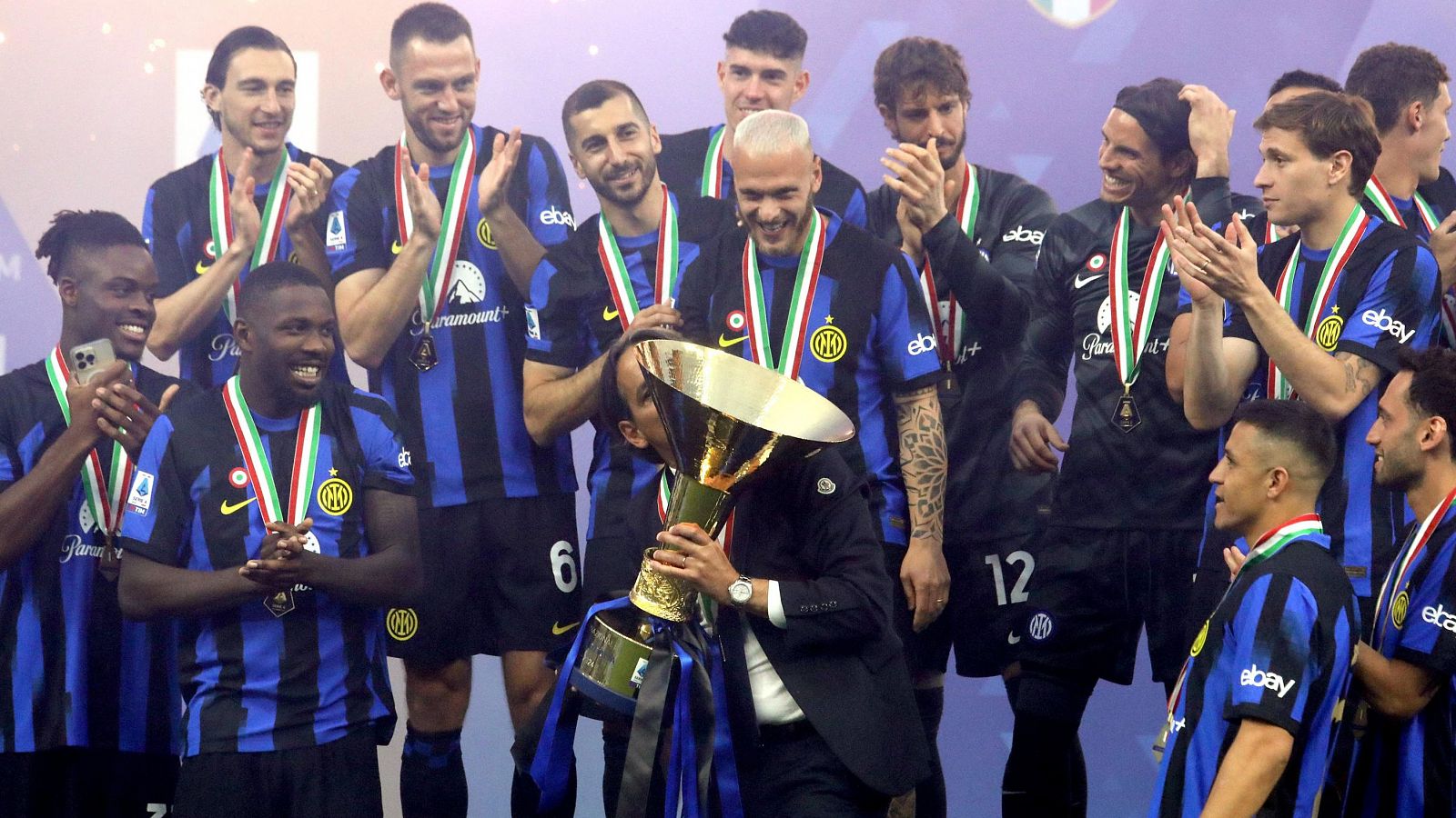 La plantilla del Inter de Milán celebra el título de la Liga italiana