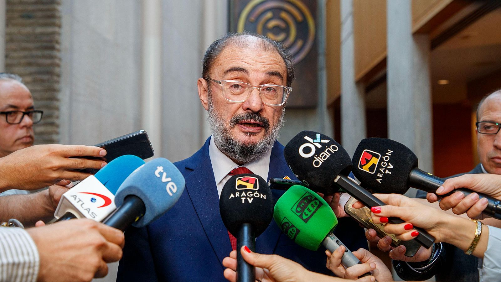Javier Lambán realiza declaraciones a la prensa tras ser elegido senador por Aragón