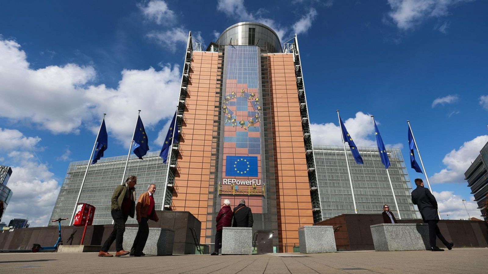 Bruselas lleva a España al TJUE  por la Directiva de fusiones empresariales