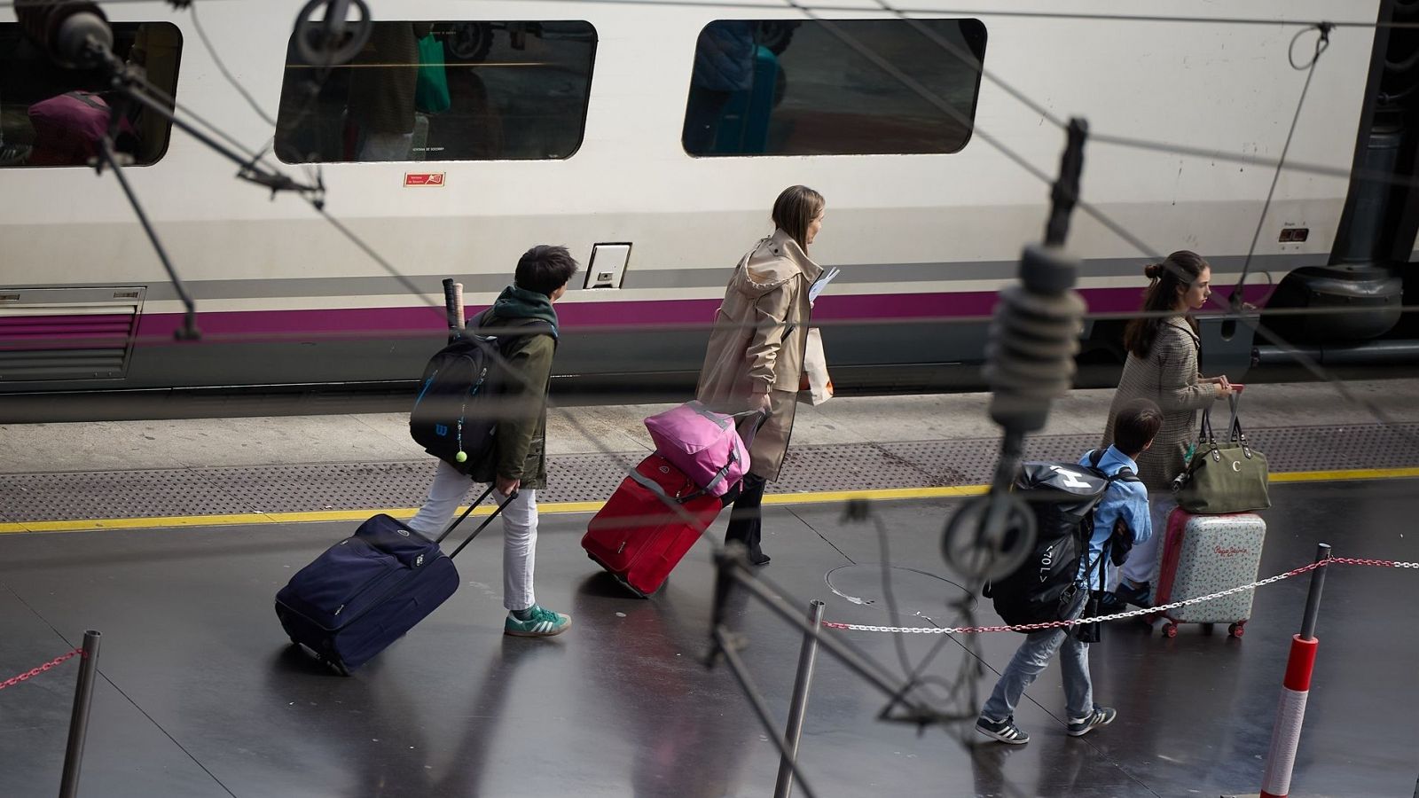 El Gobierno renueva los descuentos a los jóvenes para viajar en autobús y tren por España y Europa este verano