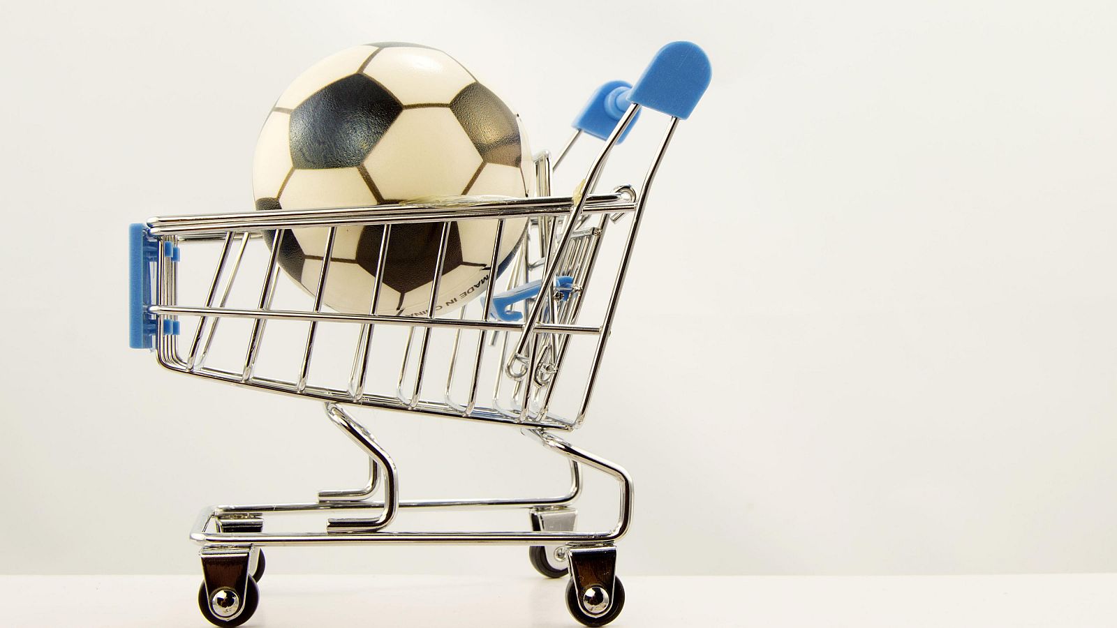 Ilustración de un balón en un carrito de la compra. El fenómeno en auge en el fútbol europeo es la multipropiedad