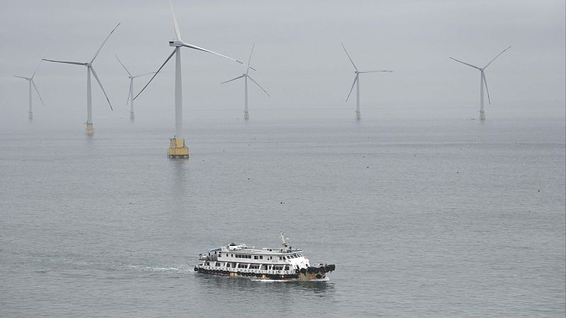 Un barco pasa junto a unas turbinas eólicas en la isla de Pingtan, el punto de China más cercano a la isla principal de Taiwán.