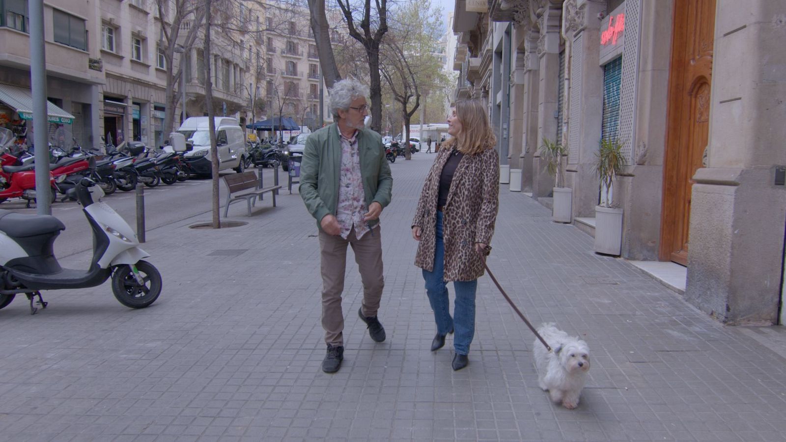 David Fernández passejant amb una veina al carrer Enric Granados de Barcelona