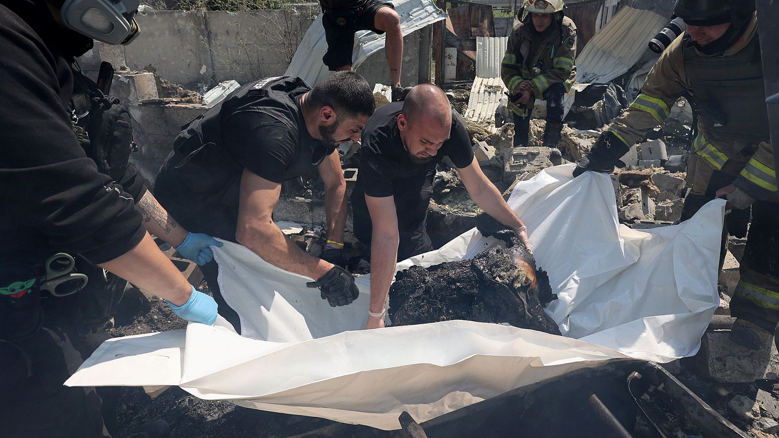 Expertos forenses estudian los restos de un ataque con misiles rusos S-300 contra una imprenta en Járkov, al noreste de Ucrania