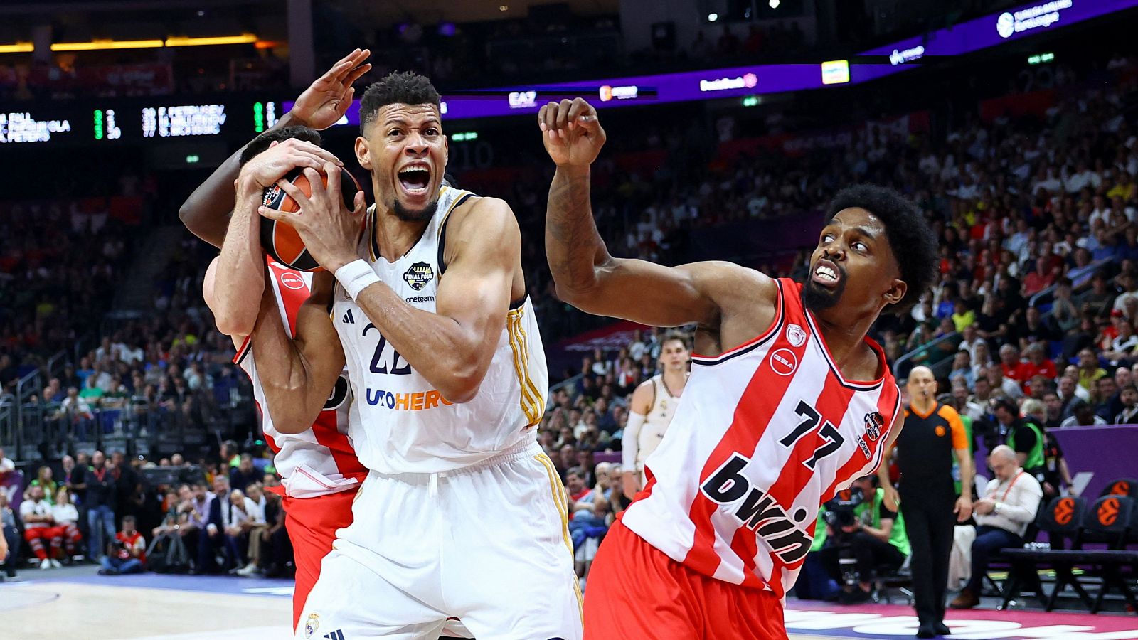 Tavares, en acción en la semifinal de la Euroliga Real Madrid - Olympiakos