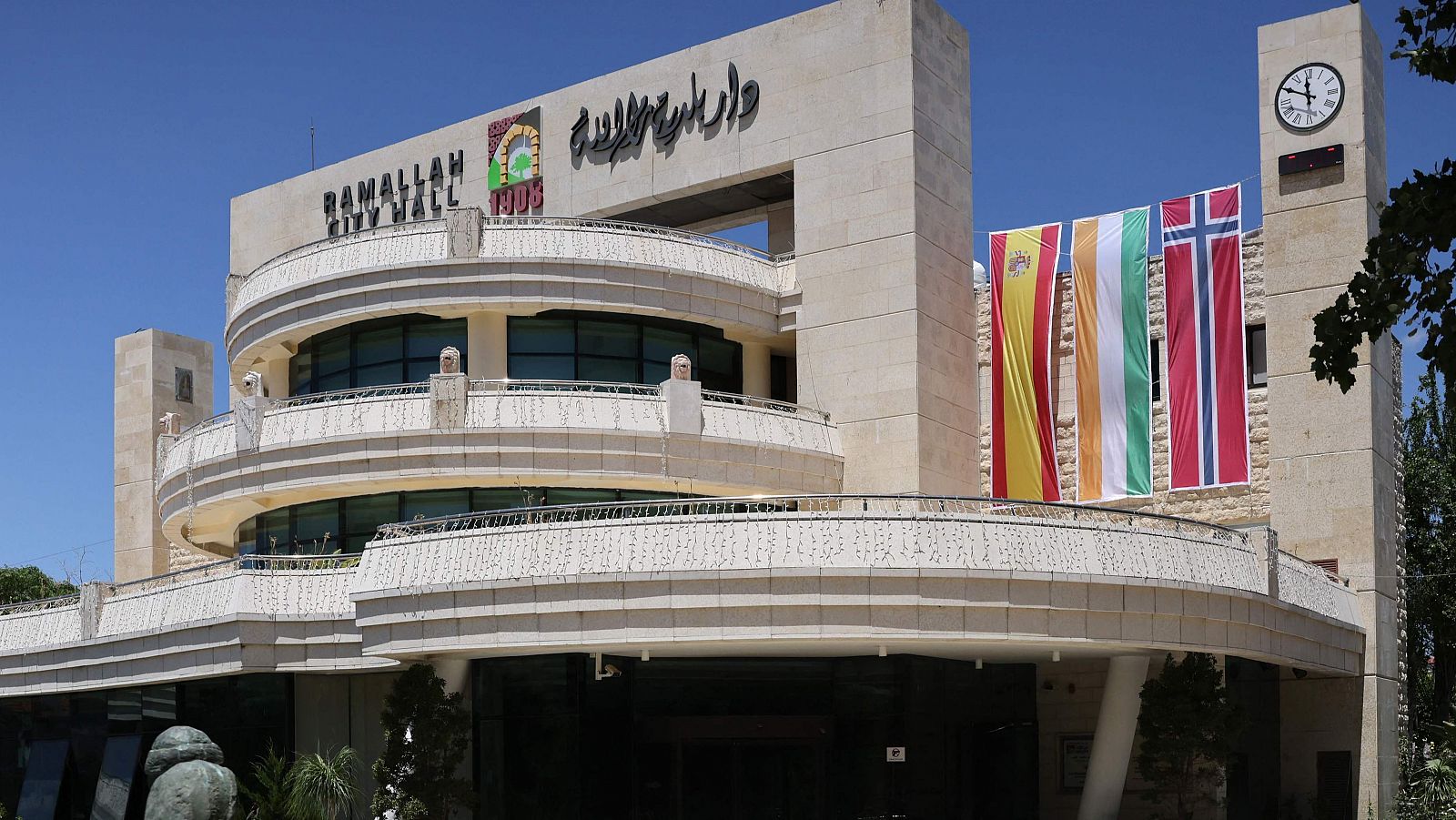 El edificio municipal de la ciudad cisjordana de Ramallah aparece adornado con las banderas de España, Irlanda y Noruega