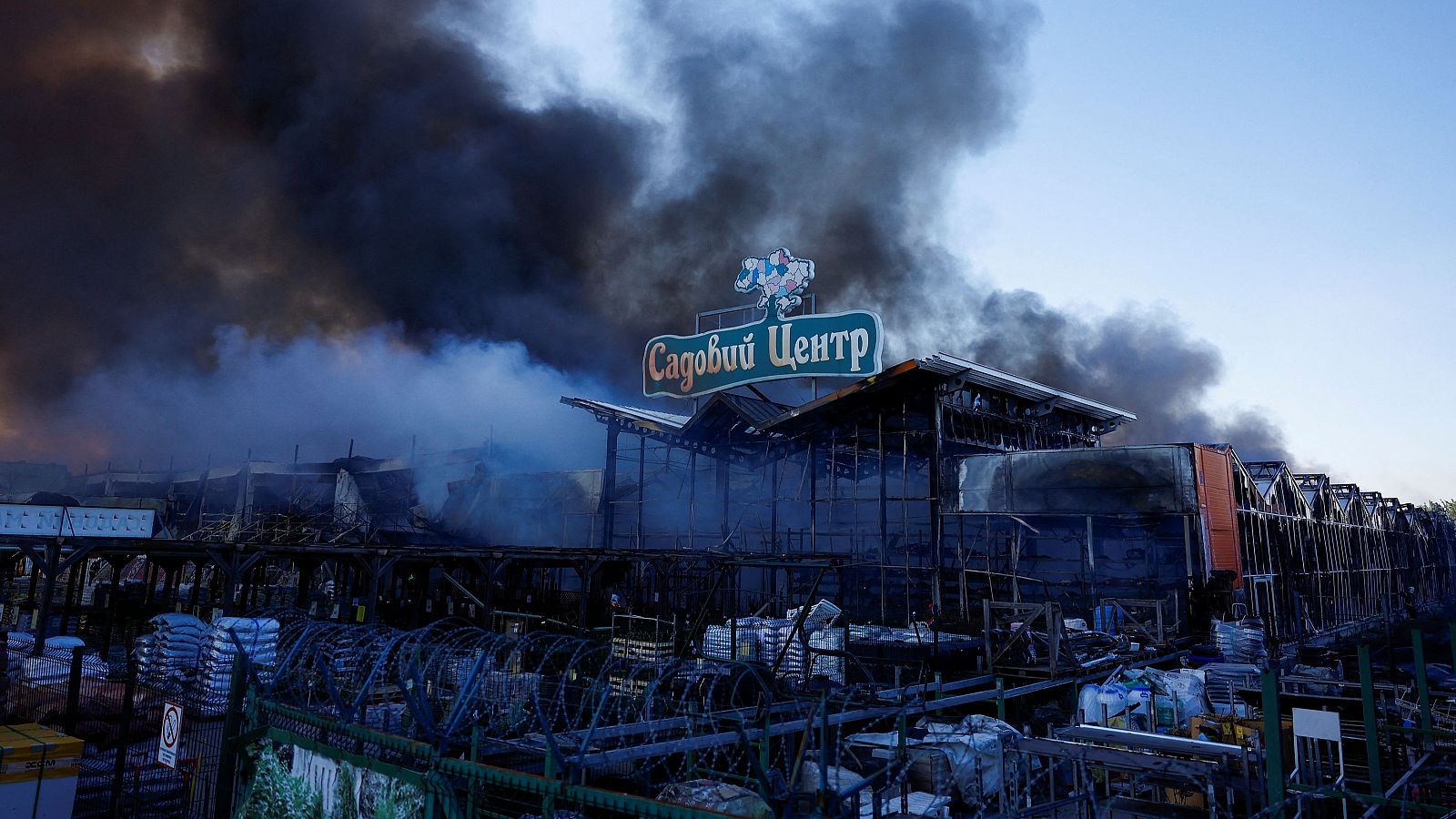 El humo se eleva desde un centro comercial alcanzado por un ataque aéreo ruso en Járkov