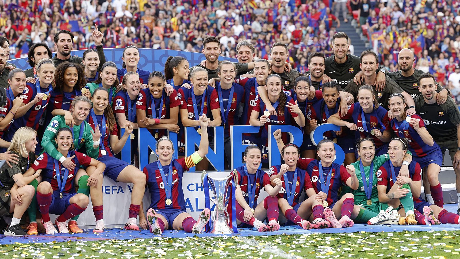 Les jugadores i l'equip tècnic del Barça Femení celebren el triomf a la final de la Champions