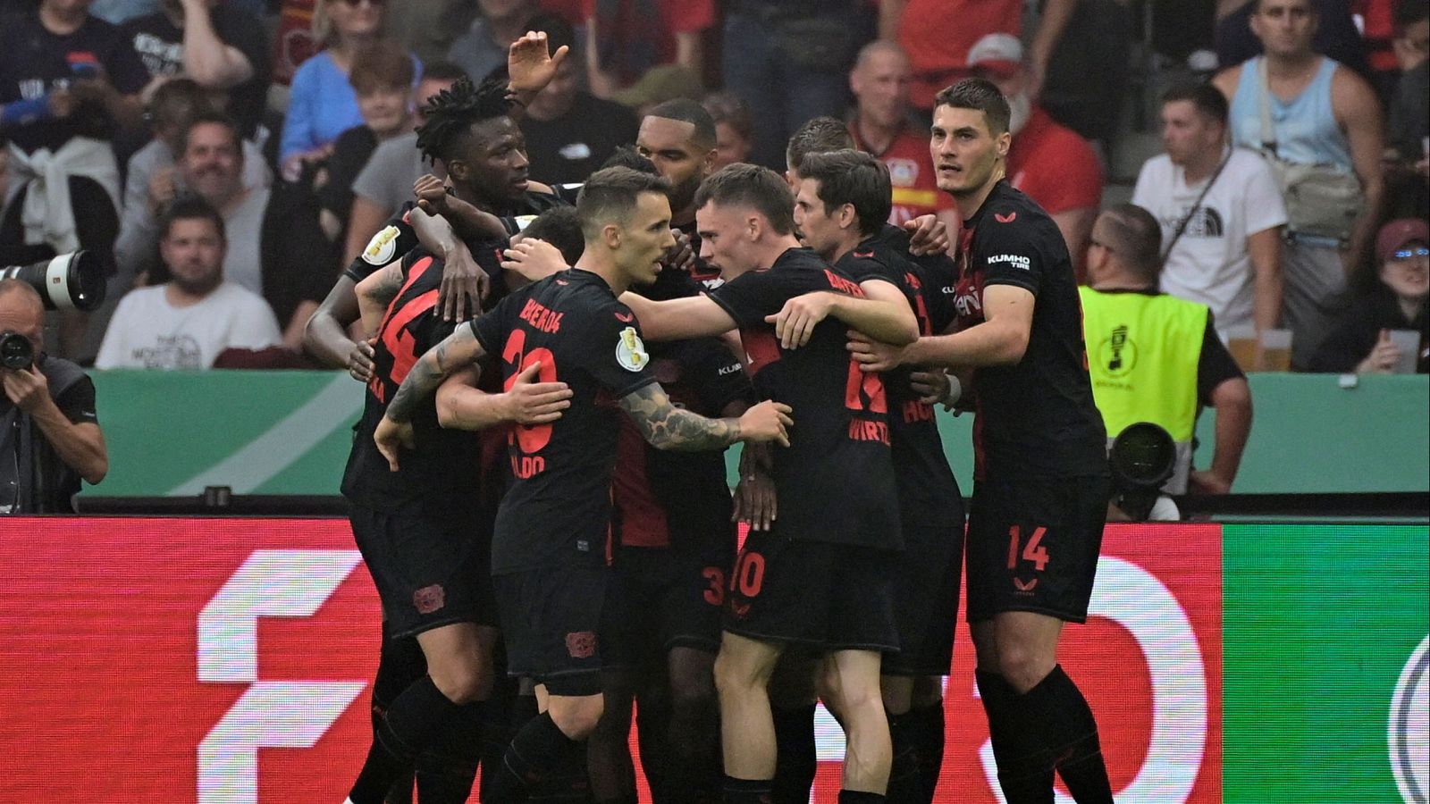 Leverkusen celebrando el doblete