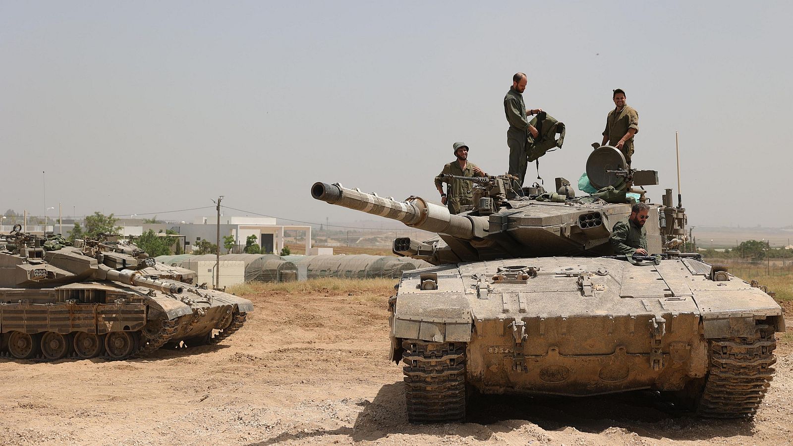 Soldados israelíes con tanques cerca de la valla fronteriza con la Franja de Gaza, en el sur de Israel.