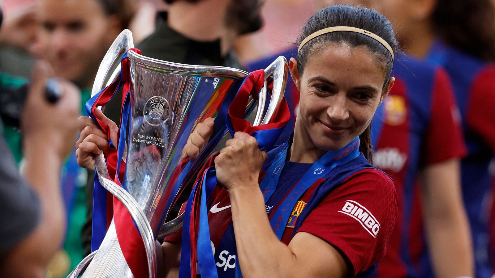 Aitana Bonmatí con la Champions ganada en Bilbao