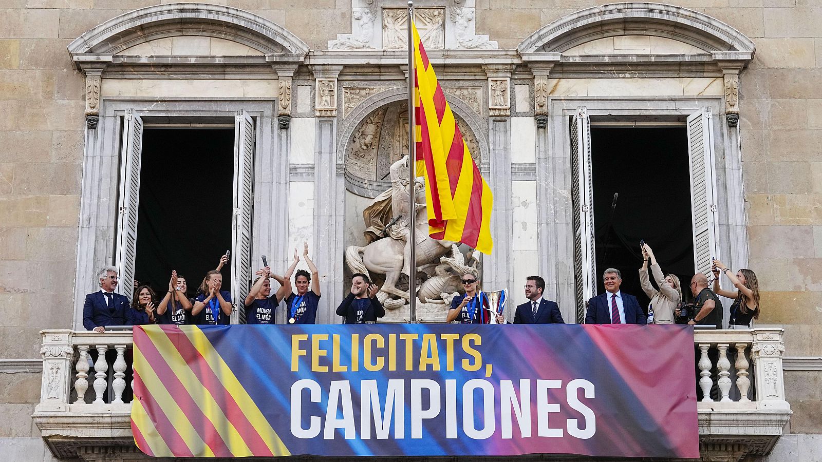 Les jugadores del Barça celebren els èxits de la temporada amb l'afició al balcó del Palau de la Generalitat