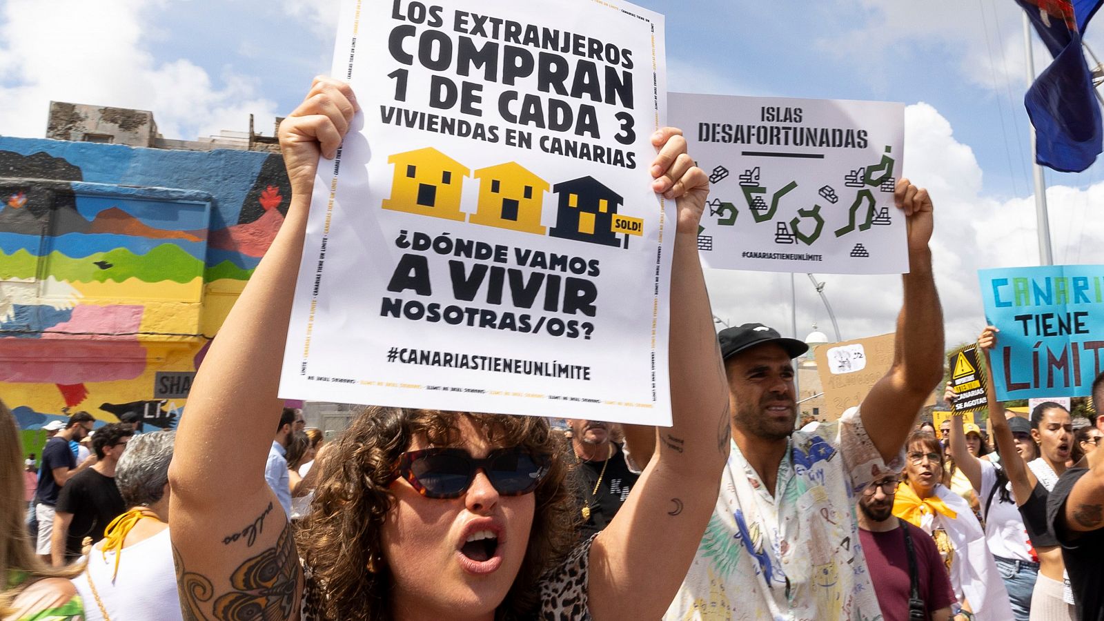 Manifestantes protestan contra el turismo en masa en Las Palmas de Gran Canarias