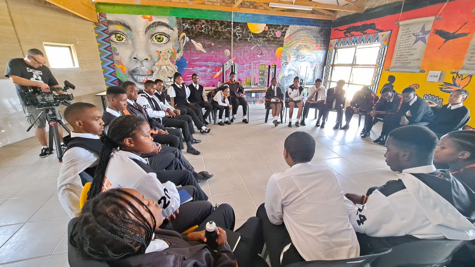 Un grupo de estudiantes de secundaria participan en una sesión de terapia de grupo en la escuela LEAP 4 en Diepsloot, a las afuera de Johannesburto.