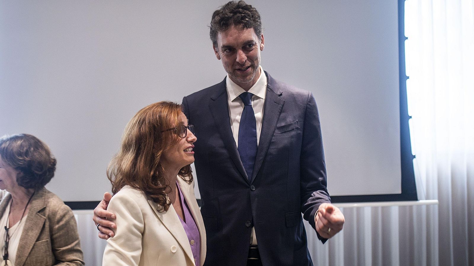 Mónica García y Pau Gasol durante la presentación oficial de la candidatura de la ministra