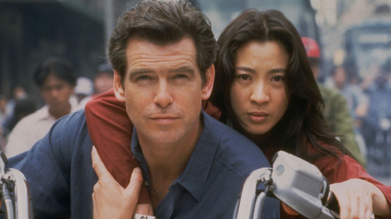 'El mañana nunca muere', Pierce Brosnan y Michelle Yeoh, como 007 y la chica Bond