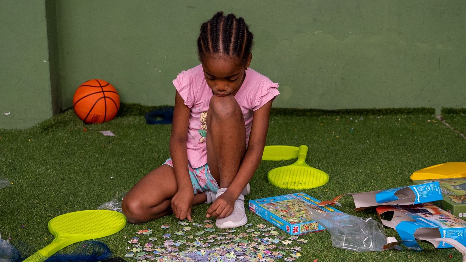 Una niña recibiendo juguetes en una de las campañas de 'Un juguete, una ilusión'