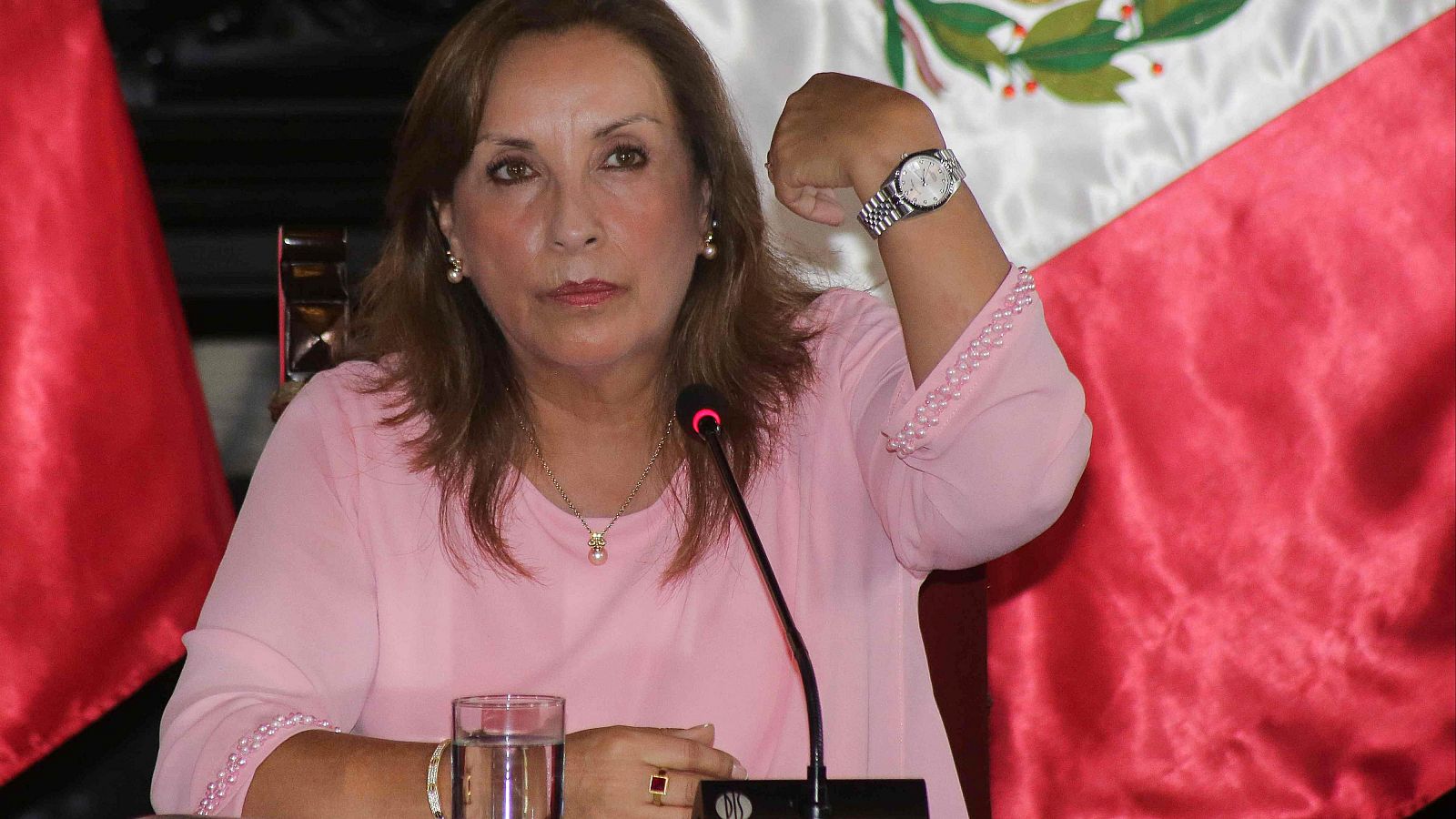 La presidenta de Perú, Dina Boluarte, muestra sus joyas en una rueda de prensa