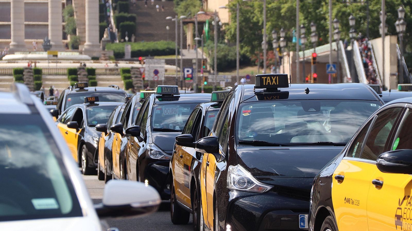 La mobilització dels taxistes ha sortit de la plaça Espanya per recórrer la Gran Via