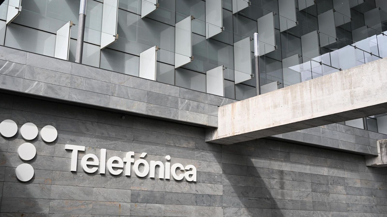 Telefónica investiga una posible filtración de los datos de 120.000 clientes y empleados