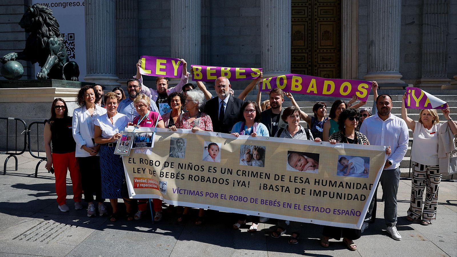 Concentración ante el Congreso de miembros de CEAQUA junto a algunos portavoces políticos