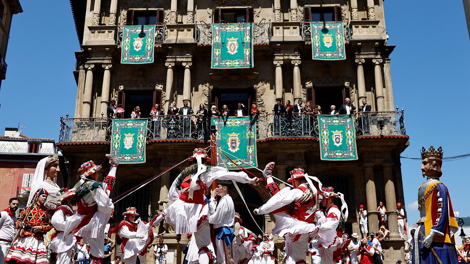 San Fermín 2024: Un grupo de dantzaris baila en la Plaza del Ayuntamiento de Pamplona