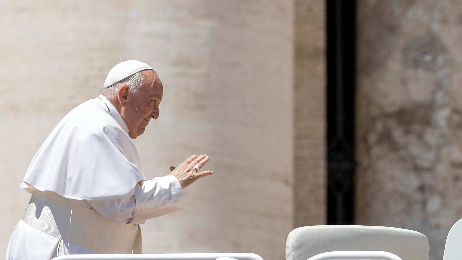 El papa Francisco pide perdón por utilizar el término 'mariconeo' y asegura que en la Iglesia "hay sitio para todos"