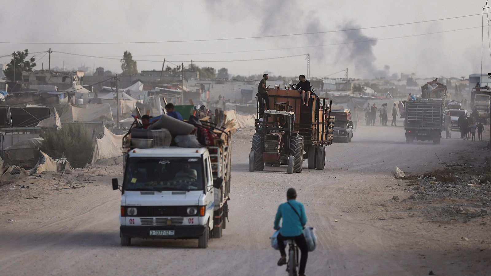Palestinos huyen de la ciudad de Rafah, en el sur de Gaza, durante una ofensiva terrestre y aérea israelí