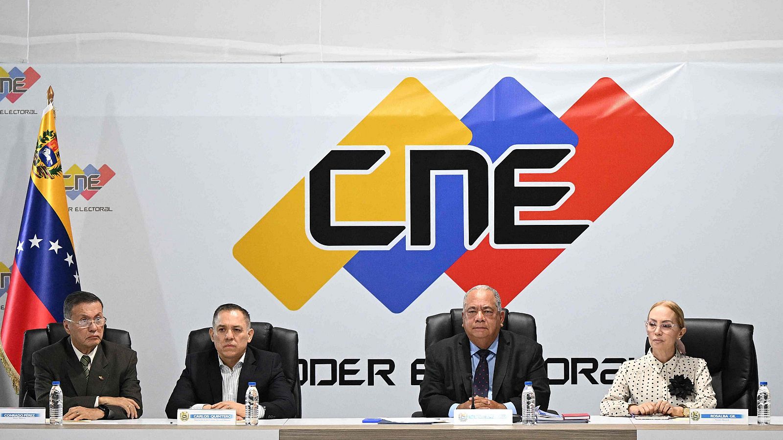 El presidente del Consejo Nacional Electoral, Elvis Amoroso (c), en Caracas, Venezuela